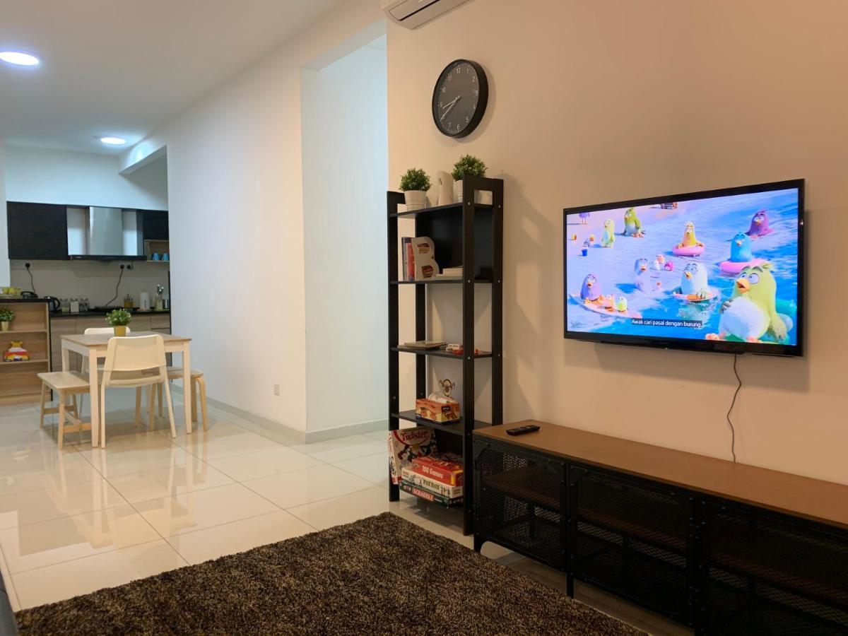 Apartment Relaxed Family Staycation, Pool View W Wifi N Netflix Bangi