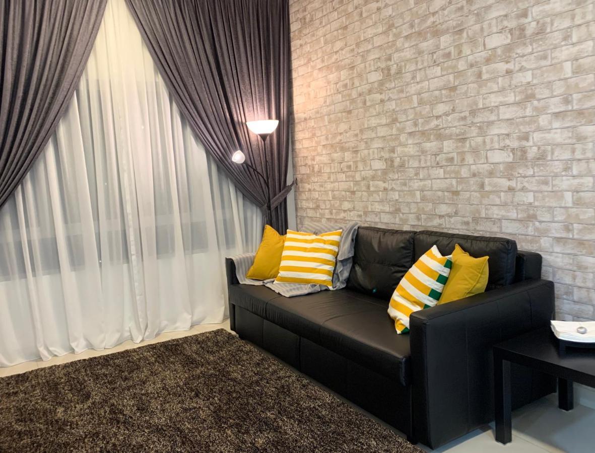 Relaxed Family Staycation, Pool View W Wifi N Netflix Apartment Bangi