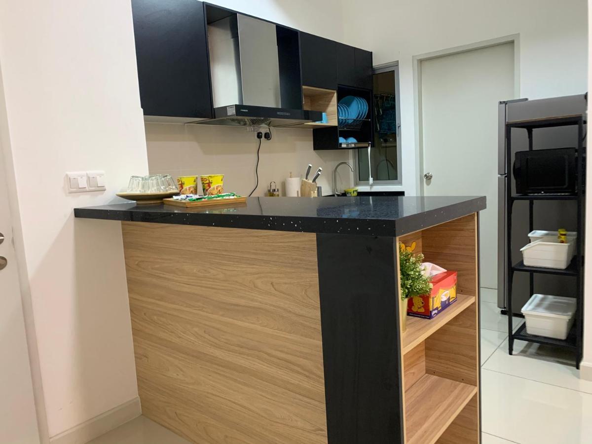 Apartment Relaxed Family Staycation, Pool View W Wifi N Netflix Bangi