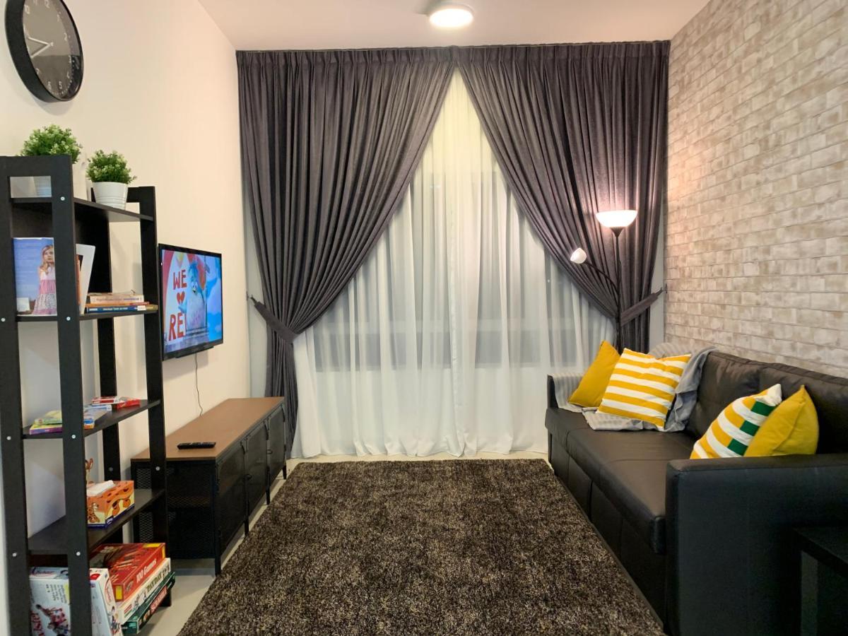 Apartment Relaxed Family Staycation, Pool View W Wifi N Netflix Bangi