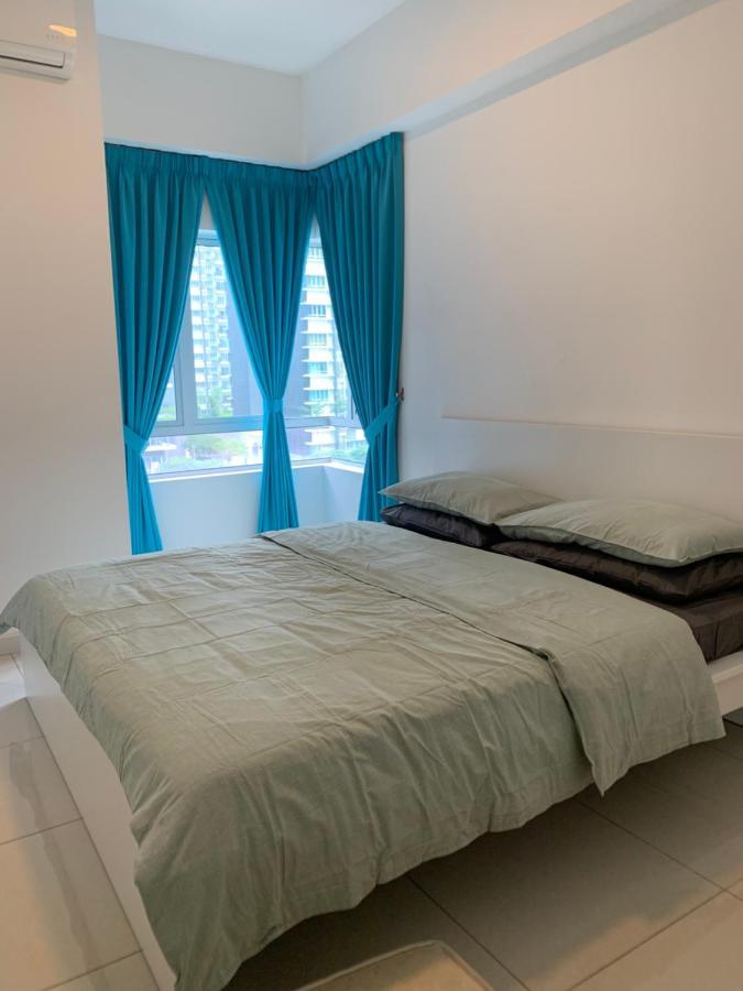 Relaxed Family Staycation, Pool View W Wifi N Netflix Apartment Bangi