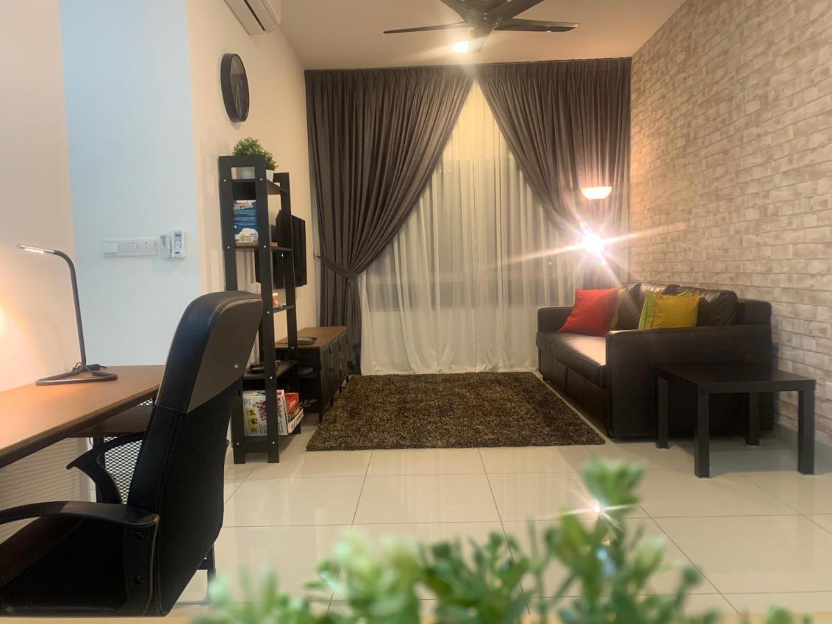 Apartment Relaxed Family Staycation, Pool View W Wifi N Netflix Bangi