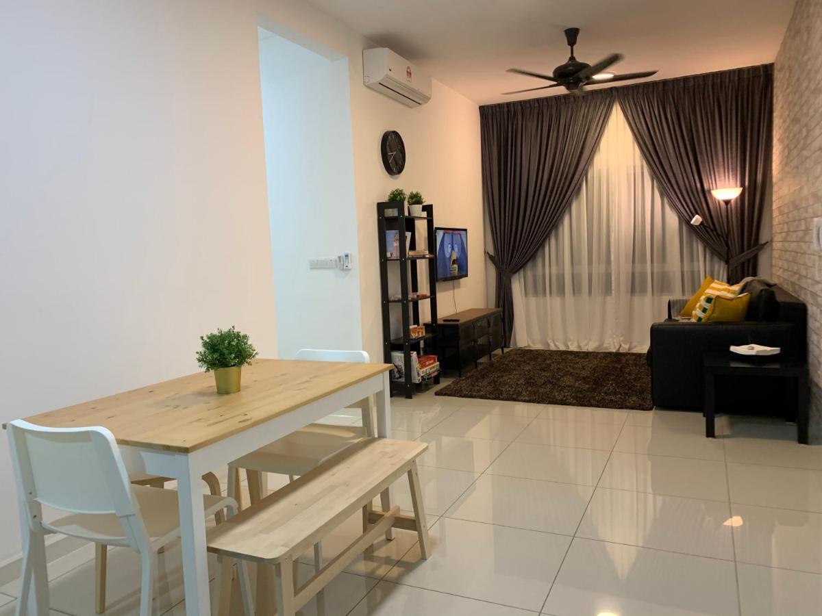 Relaxed Family Staycation, Pool View W Wifi N Netflix * Bangi